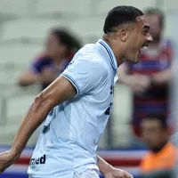 Goleiro do Fortaleza comete falha bizarra, entrega a bola para Carlos Vinícius e facilita o gol do Grêmio