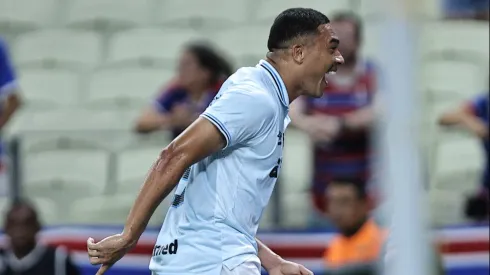 Carlos Vinícius jogador do Grêmio comemora seu gol durante partida contra o Fortaleza – Foto: Baggio Rodrigues/AGIF