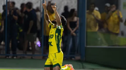 Gabriel, jogador do Mirassol, comemora seu gol durante partida contra o Palmeiras no estadio Jose Maria de Campos Maia pelo campeonato Brasileiro A 2025. Foto: Joisel Amaral/AGIF
