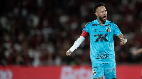 Neymar, jogador do Santos, durante partida contra o Flamengo no estadio Maracana pelo campeonato Brasileiro A 2025. Foto: Thiago Ribeiro/AGIF