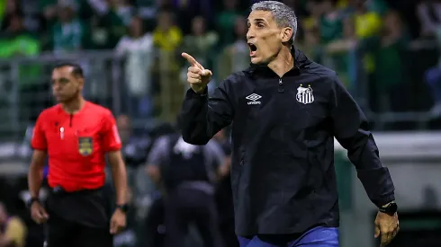 Juan Pablo Vojvoda, técnico do Santos, durante partida contra o Palmeiras no estadio Arena Allianz Parque pelo campeonato Brasileiro A 2025. Foto: Fabio Giannelli/AGIF