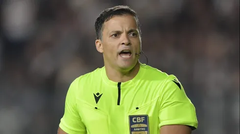 Arbitragem de Savio Pereira Sampaio gerou reclamação para ambos os lados