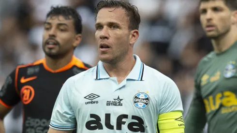 Arthur foi flagrado mostrando indignação em jogo do Grêmio.