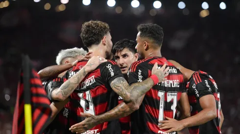 Jogadores do Flamengo comemorando contra o Santos – Foto: Thiago Ribeiro/AGIF