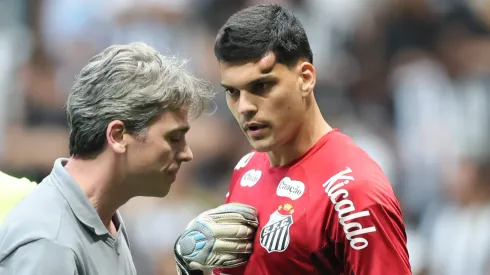 MG – BELO HORIZONTE – 14/09/2025 – BRASILEIRO A 2025, ATLETICO-MG X SANTOS – Gabriel Brazao goleiro do Santos se lesiona durante partida contra o Atletico-MG no estadio Arena MRV pelo campeonato Brasileiro A 2025. Foto: Gilson Lobo/AGIF