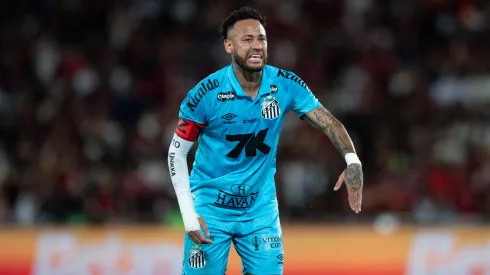 Neymar jogador do Santos durante partida contra o Flamengo no estadio Maracana pelo campeonato Brasileiro A 2025. Foto: Thiago Ribeiro/AGIF
