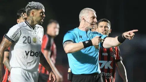 O árbitro Anderson Daronco durante partida entre Vitoria e Botafogo – Foto: Jhony Pinho/AGIF
