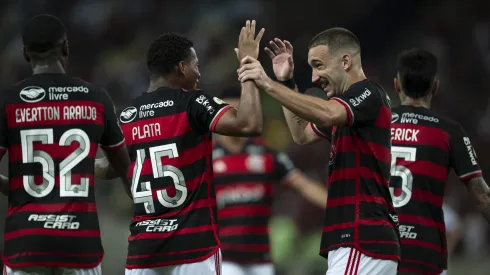 Plata ao lado de Léo Ortiz