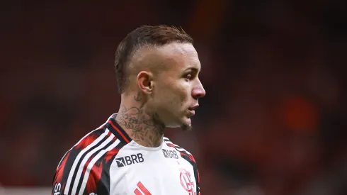 Everton Cebolinha com a camisa branca do Flamengo em um jogo da Libertadores
