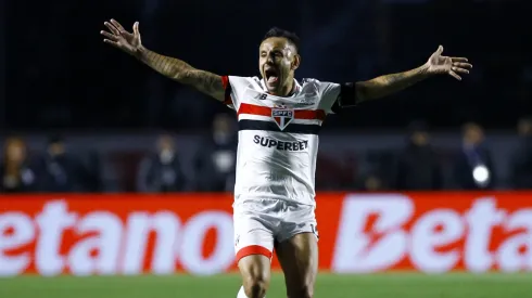 Rafinha motiva o São Paulo na asituação do Luiz Gustavo – Foto: Marco Miatelo/AGIF