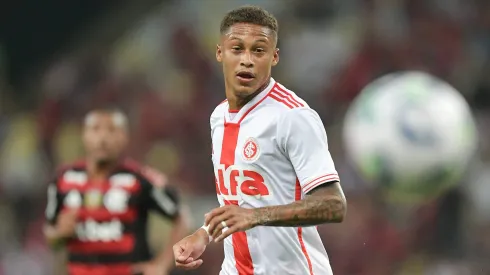 Vitinho jogador do Internacional durante partida contra o Flamengo no estadio Maracana pelo campeonato Brasileiro A 2025. Foto: Thiago Ribeiro/AGIF