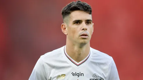 Oscar sofreu quadro de arritmia no CT do São Paulo e foi internado às pressas na UTI em hospital de SP