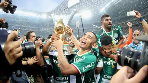 SAO PAULO, BRAZIL – NOVEMBER 27: Gabriel Jesus of Palmeiras celebrates with the trophy after winning the match between Palmeiras and Chapecoense for the Brazilian Series A 2016 at Allianz Parque on November 27, 2016 in Sao Paulo, Brazil. (Photo by Friedemann Vogel/Getty Images)