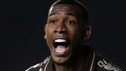 RJ – RIO DE JANEIRO – 08/11/2025 – BRASILEIRO A 2025, VASCO X JUVENTUDE – Rayan jogador do Vasco reclama com a arbitragem durante partida contra o Juventude no estadio Sao Januario pelo campeonato Brasileiro A 2025. Foto: Jorge Rodrigues/AGIF