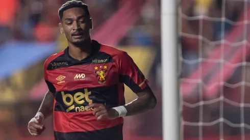 PE – RECIFE – 25/10/2025 – BRASILEIRO A 2025, SPORT X MIRASSOL – Derik Lacerda jogador do Sport comemora seu gol durante partida contra o Mirassol no estadio Ilha do Retiro pelo campeonato Brasileiro A 2025. Foto: Rafael Vieira/AGIF