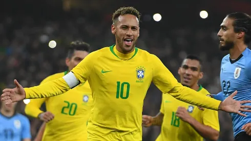 Neymar decidiu para a Seleção diante do Uruguai, no último jogo do Brasil no Emirates Stadium, em 2018 (Photo by Mike Hewitt)