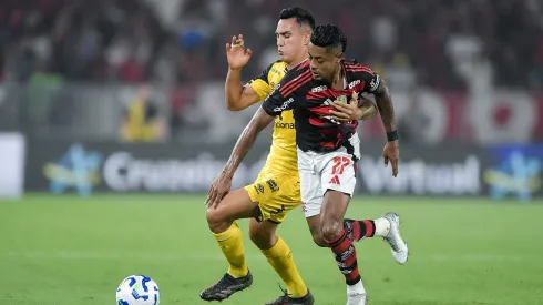 Bruno Henrique jogador do Flamengo disputa lance com Rivera jogador do Sport – Foto: Thiago Ribeiro/AGIF