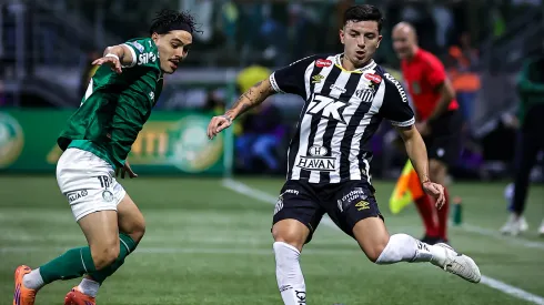 SP – SAO PAULO – 06/11/2025 – BRASILEIRO A 2025, PALMEIRAS X SANTOS – Mauricio jogador do Palmeiras disputa lance com Barreal jogador do Santos durante partida no estadio Arena Allianz Parque pelo campeonato Brasileiro A 2025. Foto: Fabio Giannelli/AGIF