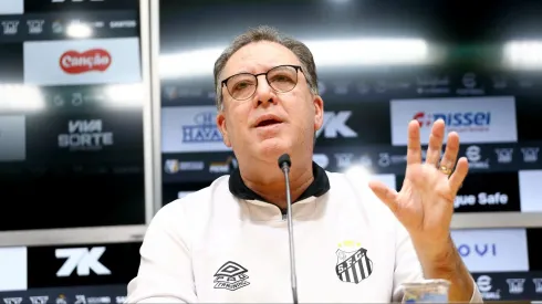 Marcelo Teixeira faz acordo com o elenco nos bastidores do Santos – Foto: Mauricio De Souza/AGIF