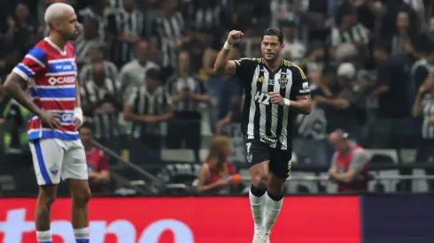 Hulk, jogador do Atlético-MG, comemora seu gol durante partida contra o Fortaleza no estadio Arena MRV pelo campeonato Brasileiro A 2025. Foto: Gilson Lobo/AGIF