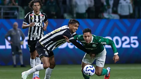 Vitor Roque, jogador do Palmeiras, durante partida contra o Santos no estadio Arena Allianz Parque pelo campeonato Brasileiro A 2025. Foto: Fabio Giannelli/AGIF