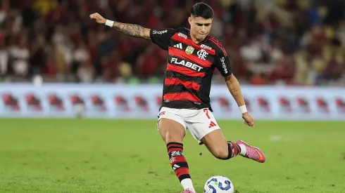 RIO DE JANEIRO, BRAZIL – JULY 27: Luiz Araújo of Flamengo kicks the ball during the match between Flamengo and Atletico Mineiro as part of Brasileirao 2025 at Maracana Stadium on July 27, 2025 in Rio de Janeiro, Brazil. (Photo by Wagner Meier/Getty Images)