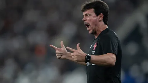 RJ – RIO DE JANEIRO – 05/11/2025 – BRASILEIRO A 2025, BOTAFOGO X VASCO – Fernando Diniz tecnico do Vasco durante partida contra o Botafogo no estadio Engenhao pelo campeonato Brasileiro A 2025. Foto: Jorge Rodrigues/AGIF
