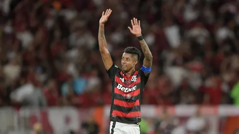 RJ – RIO DE JANEIRO – 09/11/2025 – BRASILEIRO A 2025, FLAMENGO X SANTOS – Bruno Henrique jogador do Flamengo comemora seu gol durante partida contra o Santos no estadio Maracana pelo campeonato Brasileiro A 2025. Foto: Thiago Ribeiro/AGIF
