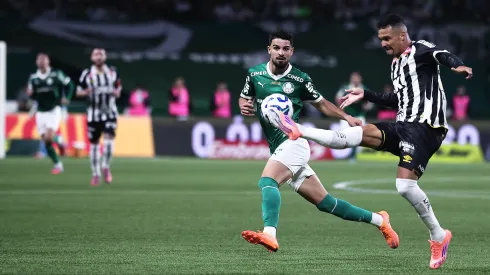 Flaco Lopez, jogador do Palmeiras, disputa lance com Zé Ivaldo, jogador do Santos durante partida no estadio Arena Allianz Parque pelo campeonato Brasileiro A 2025. Foto: Ettore Chiereguini/AGIF