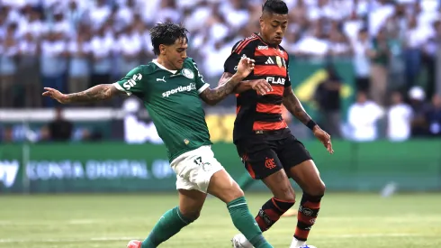Facundo Torres, jogador do Palmeiras, disputa lance com Bruno Henrique jogador do Flamengo durante partida no estadio Arena Allianz Parque pelo campeonato Brasileiro A 2025. Foto: Marcello Zambrana/AGIF