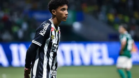 Robinho Jr. jogador do Santos durante partida contra o Palmeiras no estadio Arena Allianz Parque pelo campeonato Brasileiro A 2025. Foto: Fabio Giannelli/AGIF