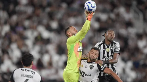 Everson, goleiro do Atlético-MG, durante partida contra o Botafogo no estadio Engenhao pelo campeonato Brasileiro A 2025. Foto: Thiago Ribeiro/AGIF