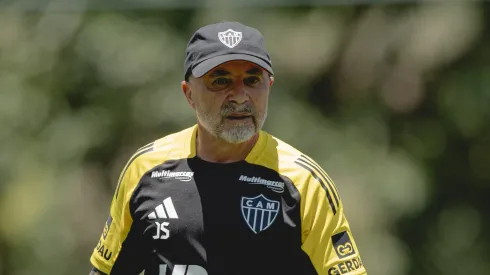Sampaoli durante treino na Cidade do Galo