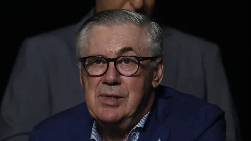 Ancelotti assistindo duelo entre Vasco x SPFC