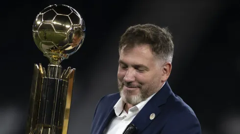 RJ – RIO DE JANEIRO – 27/02/2025 – RECOPA SUL-AMERICANA 2025, BOTAFOGO X RACING – Alejandro Dominguez Presidente da Confederacao Sul-Americana de Futebol com a taca de campeao durante cerimonia de premiacao ao final da partida contra o Botafogo no estadio Engenhao pela decisao do campeonato Recopa Sul-americana 2025.