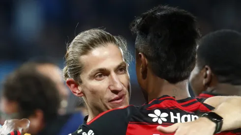 Filipe Luís define la alineación de Mengão.