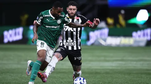 SP – SAO PAULO – 06/11/2025 – BRASILEIRO A 2025, PALMEIRAS X SANTOS – Allan jogador do Palmeiras disputa lance com Ze Rafael jogador do Santos durante partida no estadio Arena Allianz Parque pelo campeonato Brasileiro A 2025. Foto: Ettore Chiereguini/AGIF