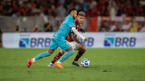 Neymar, jogador do Santos, durante partida contra o Flamengo no estadio Maracana pelo campeonato Brasileiro A 2025. Foto: Thiago Ribeiro/AGIF
