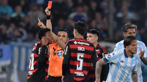 Piero Maza expulsando Plata em Racing x Flamengo – (Photo by Marcelo Endelli/Getty Images)