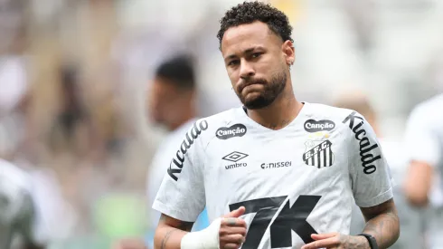 MG – BELO HORIZONTE – 14/09/2025 – BRASILEIRO A 2025, ATLETICO-MG X SANTOS – Neymar jogador do Santos durante aquecimento antes da partida contra o Atletico-MG no estadio Arena MRV pelo campeonato Brasileiro A 2025. Foto: Gilson Lobo/AGIF
