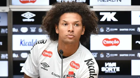 El centrocampista Willian Arao durante su presentación oficial en rueda de prensa celebrada en Vila Belmiro. Foto: Jota Erre/AGIF