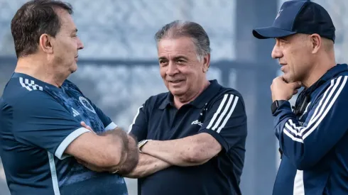 Paulo Pelaipe, diretor executivo do Cruzeiro em conversa com Pedrinho BH (Foto: Gustavo Aleixo / Cruzeiro)