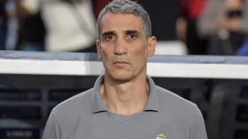Juan Pablo Vojvoda, técnico do Santos, durante partida contra o Flamengo no estadio Maracana pelo campeonato Brasileiro A 2025. Foto: Thiago Ribeiro/AGIF