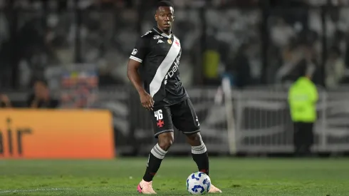 Carlos Cuesta em ação pelo Vasco – Foto: Thiago Ribeiro/AGIF