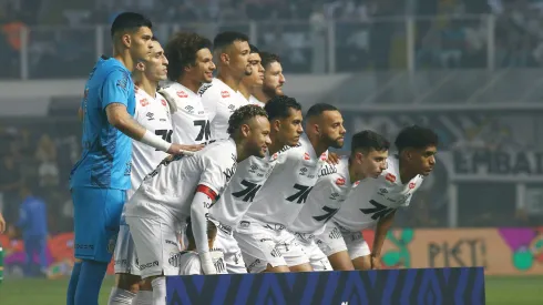 Los jugadores del Santos posan para una foto antes del partido contra Palmeiras en el estadio Vila Belmiro por el campeonato Brasileño A 2025. Foto: Mauricio De Souza/AGIF
