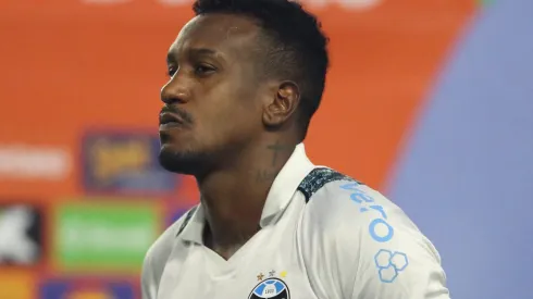 Renovação de Edenílson com o Grêmio virou uma novela.