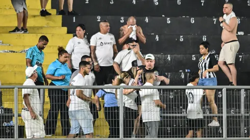 Los aficionados sufren los efectos del gas tras el partido entre Santos y Palmeiras – Foto: Jota Erre/AGIF