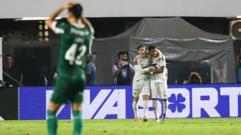 SP – SANTOS – 15/11/2025 – BRASILEIRO A 2025, SANTOS X PALMEIRAS – Benjamin Rollheiser jogador do Santos comemora seu gol com Robinho JR jogador da sua equipe durante partida contra o Palmeiras no estadio Vila Belmiro pelo campeonato Brasileiro A 2025. Foto: Mauricio De Souza/AGIF