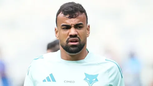 MG – BELO HORIZONTE – 09/11/2025 – BRASILEIRO A 2025, CRUZEIRO X FLUMINENSE – Fabricio Bruno jogador do Cruzeiro durante aquecimento antes da partida contra o Fluminense no estadio Mineirao pelo campeonato Brasileiro A 2025. Foto: Gilson Lobo/AGIF