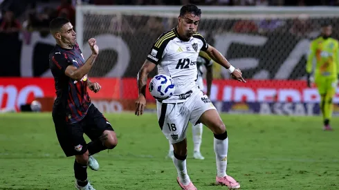 Gabriel, jogador do Bragantino, disputa lance com Reinier jogador do Atletico-MG durante partida no estadio Cicero De Souza Marques pelo campeonato Brasileiro A 2025. Foto: Fabio Giannelli/AGIF